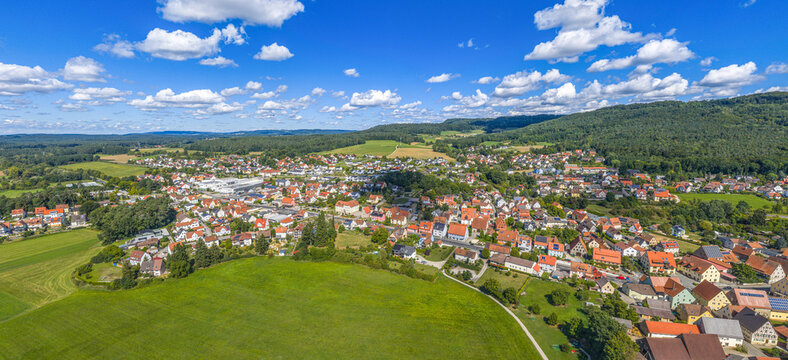 Ausblick auf das Tal der Pegnitz rund um Reichenschwand zwischen Hersbruck und Lauf in Franken