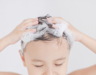 シャンプーをするかわいい子供