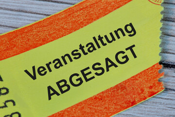 Eintrittskarte mit Text VERANSTALTUNG ABGESAGT