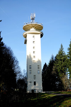 Tour Hertzienne de transmission dans la for&ecirc;t de Retz