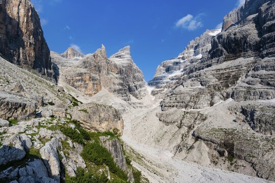 Mountain valley, Castelletto Superiore and Cima Sella peaks, back Scharte Bocca di Tuckett, Brenta Mountains, Brenta, Brenta-Adamello Natural Park, Trentino, Italy