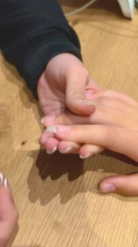 Profesional limando u&ntilde;as con lima manual, cuidado y preparaci&oacute;n para manicura