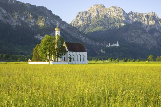 Baroque Church of St. Coloman, behind it Neuschwanstein Castle and Mount S&auml;uling, 2047m, Schwangau, Ostallg&auml;u, Allg&auml;u, Swabia, Bavaria, Germany