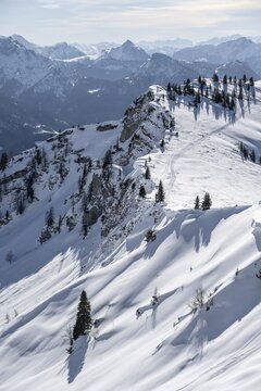 Berge im Winter, Blick auf die Chiemgauer Alpen mit Schnee, Bayern, Deutschland
