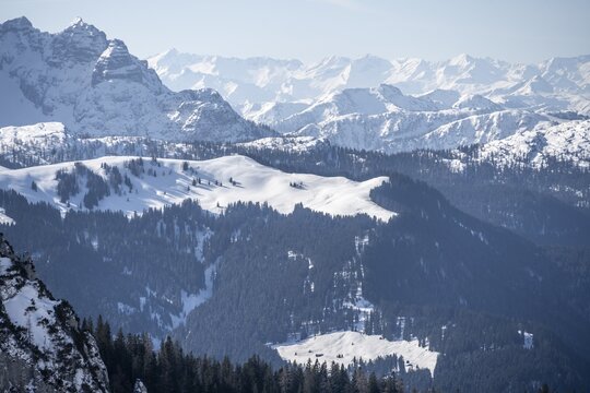 Berge im Winter, Blick auf die Chiemgauer Alpen mit Schnee, Bayern, Deutschland