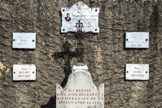 Gravestone, cemetery in Puimoisson, Provence, region Provence-Alpes-C&ocirc;te d'Azur, d&eacute;partement Alpes-de-Haute-Provence, France