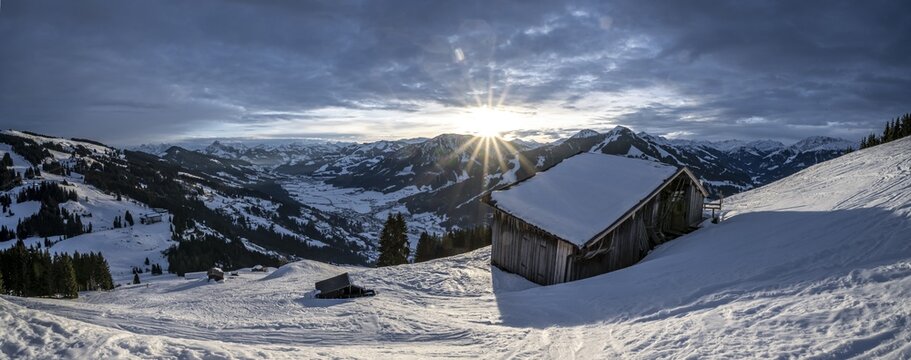 View of the Brixen Valley in winter sunshine, morning sun, sun star, Skiwelt Wilder Kaiser-Brixental, Hochbrixen, Brixen im Thale, Tyrol, Austria