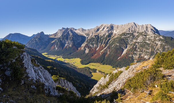 Wetterstein Mountains, Brunnsteinspitze and Rotwandlspitze, and view from the Gro&szlig;e Arnspitze, mountain valley and mountains, near Scharnitz, Bavaria, Germany