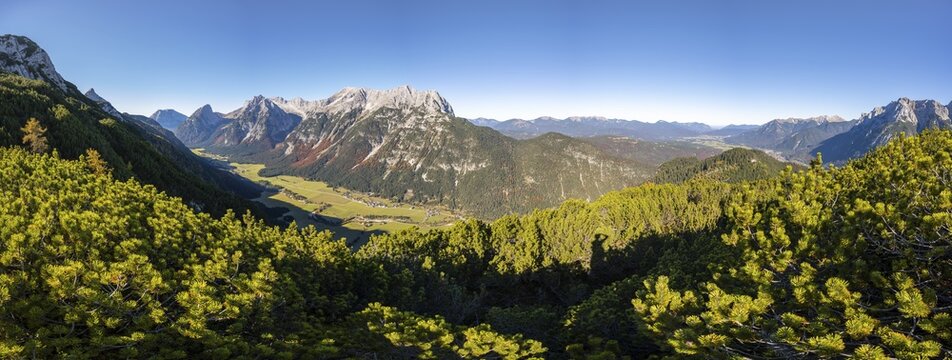 Wetterstein Mountains, Brunnsteinspitze and Rotwandlspitze, and view from the Gro&szlig;e Arnspitze, mountain valley and mountains, near Scharnitz, Bavaria, Germany