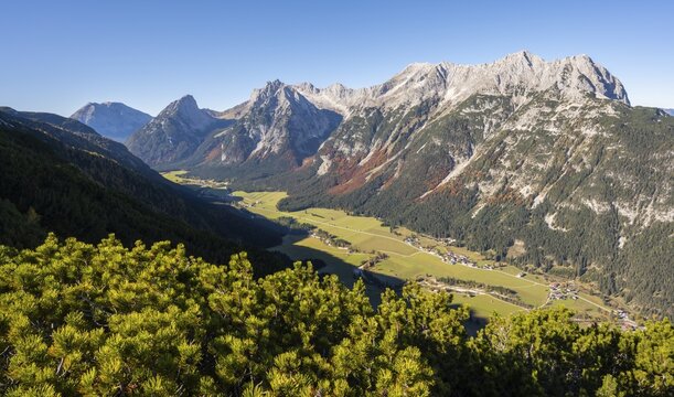 Wetterstein Mountains, Brunnsteinspitze Rotwandlspitze, and view from the Gro&szlig;e Arnspitze, mountain valley and mountains, near Scharnitz, Bavaria, Germany