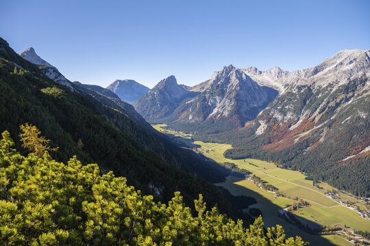 Western Karwendelspitze, Wetterstein Mountains, and view from the Gro&szlig;e Arnspitze, mountain valley and mountains, near Scharnitz, Bavaria, Germany