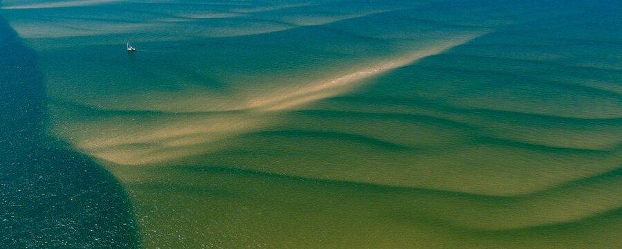 Voilier sur le banc de sable de Bernet &agrave; mar&eacute;e basse sur le Bassin d'Arcachon, Gironde, Nouvelle-Aquitaine, France