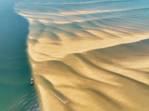 Banc de sable de Bernet et pinasse au mouillage &agrave; mar&eacute;e basse sur le Bassin d'Arcachon, Gironde, Nouvelle-Aquitaine, France