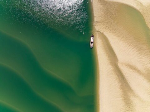 Banc de sable de Bernet et pinasse au mouillage &agrave; mar&eacute;e basse sur le Bassin d'Arcachon, Gironde, Nouvelle-Aquitaine, France