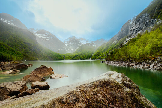Gletschersee Bondhusvatnet im Folgefonna-Nationalpark in Norwegen in wundersch&ouml;ner Lichtstimmung, die nur f&uuml;r wenige Minuten anhielt.