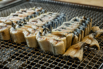 불판 위 가지런히 익고 있는 장어구이 