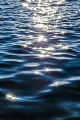 출렁이는 바다 파도 위 아름다운 빛 