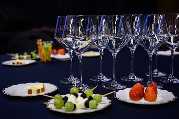 테이블 위 와인잔과 여러가지 음식들 