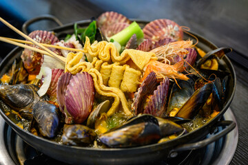 여러가지 해물과 야채 조합의 해물탕 요리