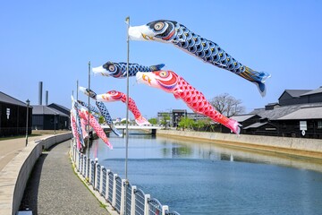 半田市、半田運河の醸造蔵と鯉のぼり
