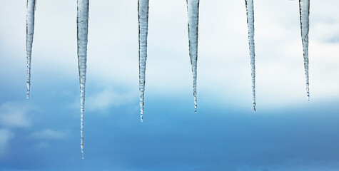 Eiszapfen an einem Hausdach