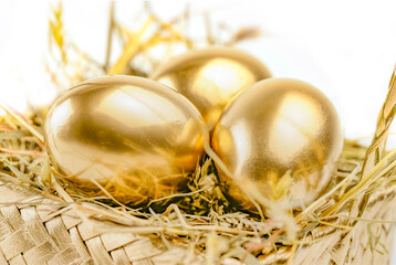 Goldene Eier in einem Osternest