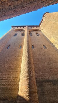 Magnifique perspective des fa&ccedil;ades de briques du palais de la Berbie (Albi, France)