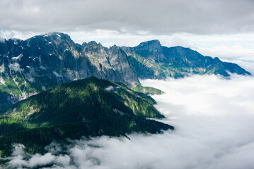 Sunlit Cascade Mountain ridges rising above a glowing sea of clouds in Washington&rsquo;s high country