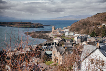 Obraz premium Scenic Coastal View of Oban and St Columba Cathedral