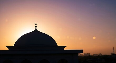 Obraz premium A silhouette of a mosque dome with a crescent finial against a vibrant sunset sky over a distant city skyline