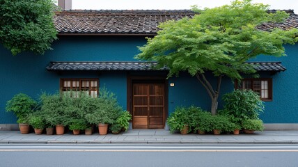 明るい彩度の高い色彩で狭い通り沿いの活気ある日本風の店舗外壁をリフレッシュ
