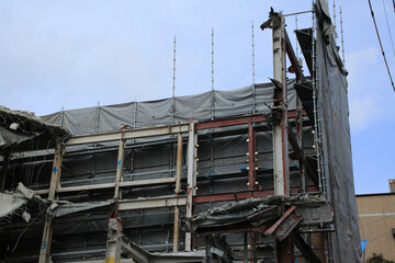 解体中の建物