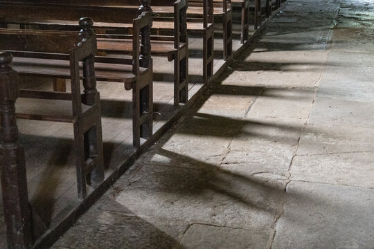 banc d'&eacute;glise vide, religion, foi, chr&eacute;tien, lumi&egrave;re