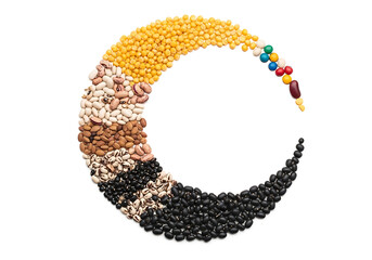 Obraz premium Assorted coffee beans arranged in a circular pattern on a surface, showcasing various roasts and colors