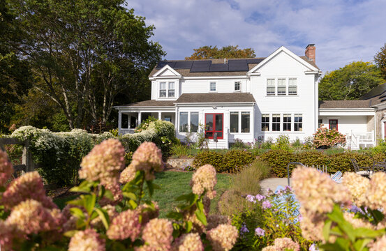 House real estate  property outdoors porch Honeysuckle Hedge 
