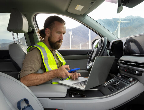 Wind Turbine Technology  works remote laptop in car 