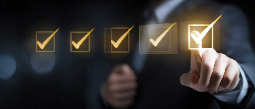 Profissional marcando caixas em interface digital, simbolizando avalia&ccedil;&atilde;o de desempenho, conformidade, aprova&ccedil;&atilde;o, controle de processos e gest&atilde;o da qualidade empresarial.