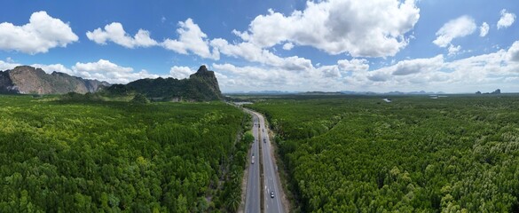 영화 아바타의 한 장면 같은 태국 팡아만의 신비로운 석회암 산들과 열대 밀림 하천 드론 풍경
