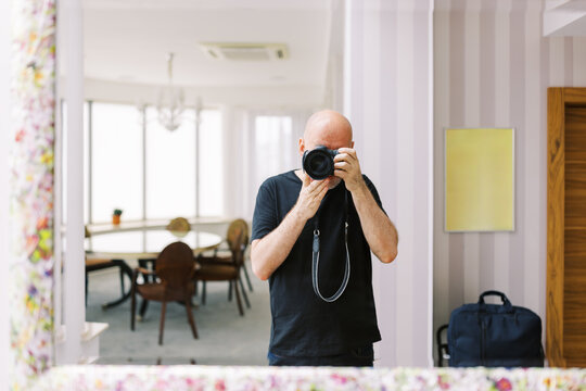 Capturing the Moment in a Bright Room With a Camera