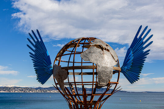 Sculpture Echapp&eacute;e Bleue &agrave; Th&eacute;oule-sur-Mer sur la C&ocirc;te d'Azur en France