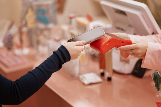 Contactless Mobile Payment at Retail Counter