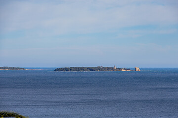 Vue sur les Iles de L&eacute;rins depuis Th&eacute;oule-sur-Mer sur la C&ocirc;te d'Azur en France
