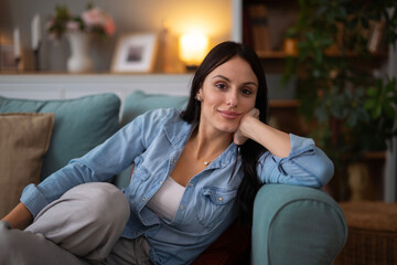 Obraz premium Young woman relaxing casually on sofa at home