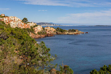 Naklejka premium Quartier résidentiel au bord de la mer à Théoule-sur-Mer sur la Côte d'Azur en France