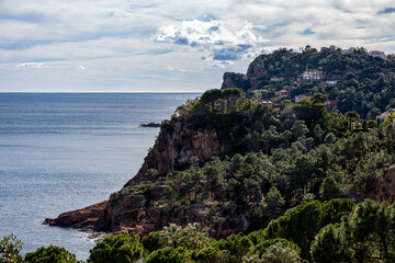 Quartier r&eacute;sidentiel au bord de la mer &agrave; Th&eacute;oule-sur-Mer sur la C&ocirc;te d'Azur en France