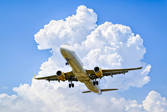 Barcelona, ​​Spain; April 5, 2025: A Vueling Airbus A321 landing at Josep Tarradellas Barcelona-El Prat Airport