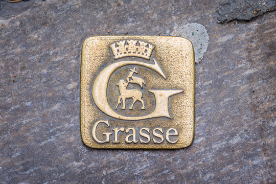 Plaque touristique dans les rues de  Grasse, Capitale du Parfum, sur  la C&ocirc;te d'Azur en France