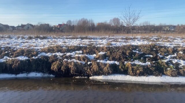 Białystok, ośnieżony brzeg rzeki Białki, luty 2026