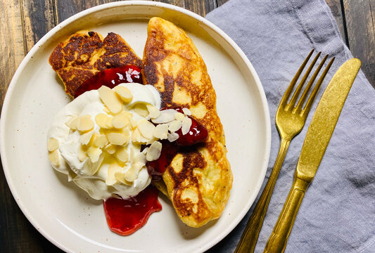 Pan-fried bun dough and whipped cream