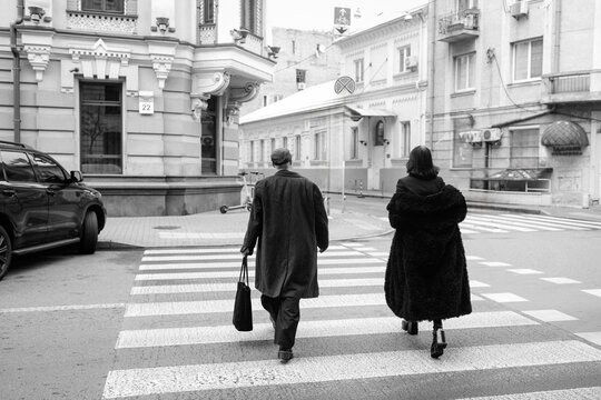 A young couple is walking in the city.